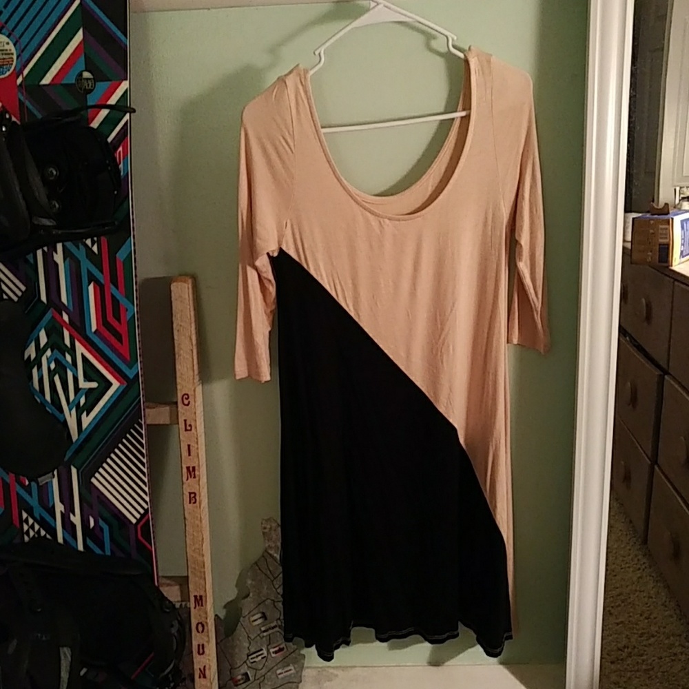 Black and Cream scoop neck dress - Picture 2 of 2